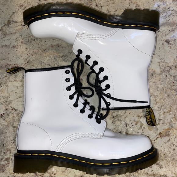 Doc Dr Martens $150 11821 White Gloss Leather Boots 8 Eyelet US Women’s 7 - Picture 3 of 15